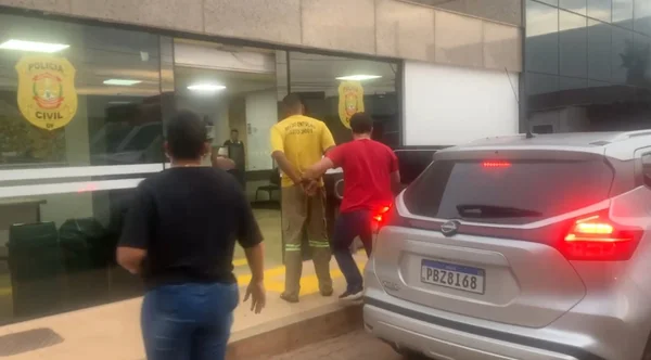 Homem algemado sendo conduzido - Metrópoles