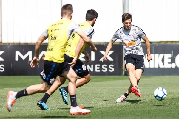 Corinthians treina com 7 baixas e deve contar com volta de Fagner