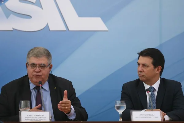 Previdência: sessão de leitura do relatório é reaberta