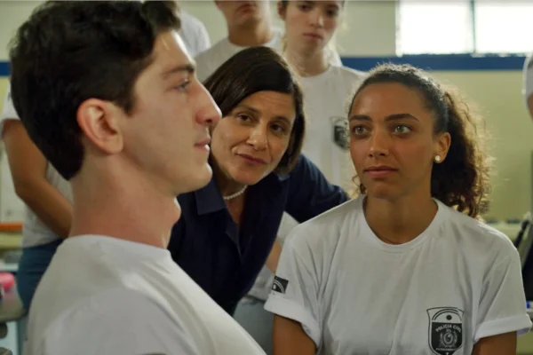 Johnny Massaro e Alice Carvalho em cena de Delegado