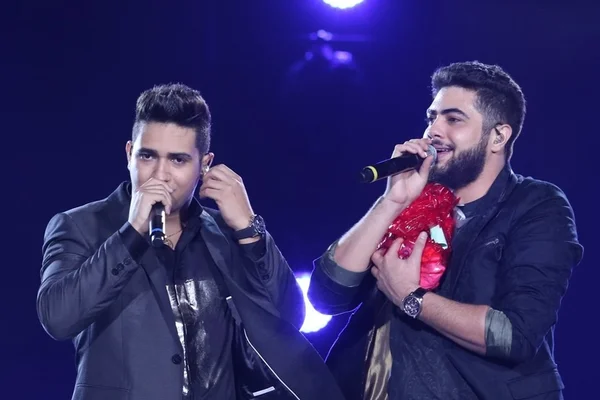 Vídeo: após briga, duplas sertanejas são obrigadas a cantarem juntas