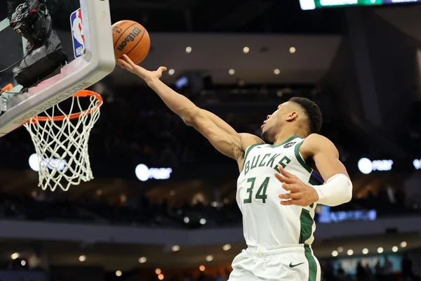 Foto colorida de Giannis Antetokounmpo
