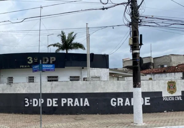 Imagem mostra muro preto e branco de delegacia - Metrópoles