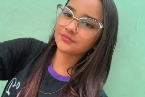 Imagem colorida,Adolescente de 16 anos morre após sofrer choque elétrico enquanto fazia chapinha na Bahia- Metrópoles