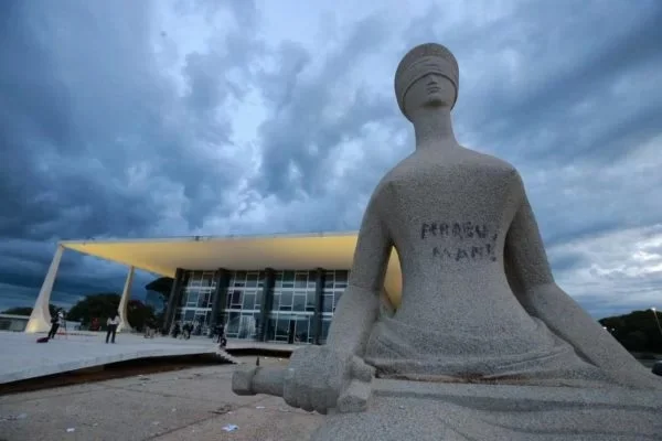 PF faz operação para prender pichadora de estátua do STF e mais 31 golpistas