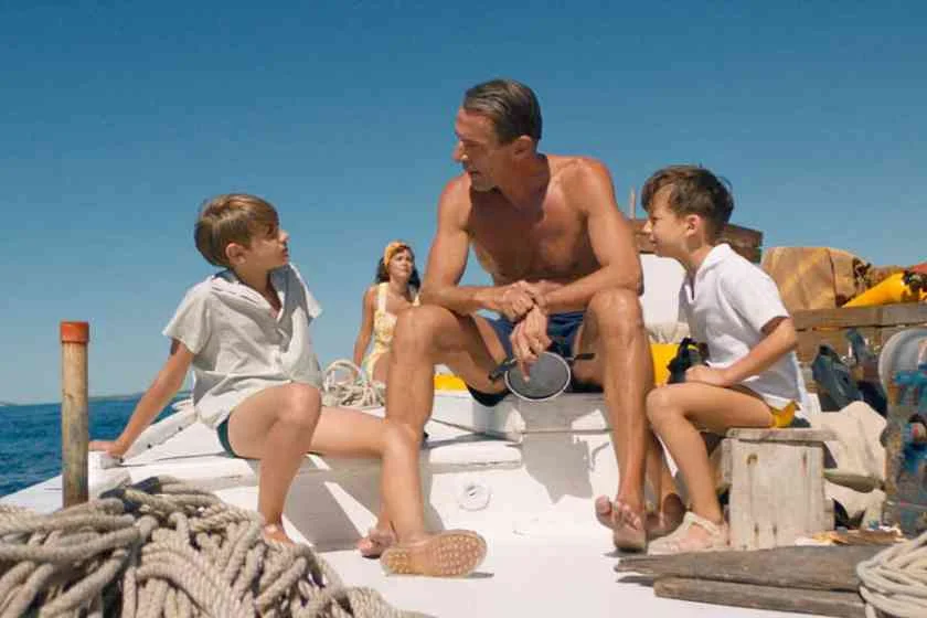 <b>A Odisseia.</b> O aventureiro e cineasta francês Jacques-Yves Cousteau (Lambert Wilson) larga sua vida para embarcar numa grande viagem a bordo do navio Calypso, seu novo lar. Com o passar dos anos, seu amor pelo mar – e suas possibilidades de negócios – coloca em segundo plano sua esposa (Audrey Tautou) e seus filhos. Após crescer ressentido num internato, Phillippe (Pierre Niney) volta a bordo apesar da péssima relação com o pai, e os dois são forçados a superar suas diferenças para sobreviver no mar gelado <b>A Odisseia.</b> O aventureiro e cineasta francês Jacques-Yves Cousteau (Lambert Wilson) larga sua vida para embarcar numa grande viagem a bordo do navio Calypso, seu novo lar. Com o passar dos anos, seu amor pelo mar – e suas possibilidades de negócios – coloca em segundo plano sua esposa (Audrey Tautou) e seus filhos. Após crescer ressentido num internato, Phillippe (Pierre Niney) volta a bordo apesar da péssima relação com o pai, e os dois são forçados a superar suas diferenças para sobreviver no mar gelado