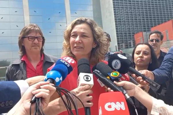 Paulo Frateschi está sendo velado na Alesp nesta sexta-feira (7). Ex-deputado foi morto na quinta-feira (6), esfaqueado pelo filho em surto - Metrópoles