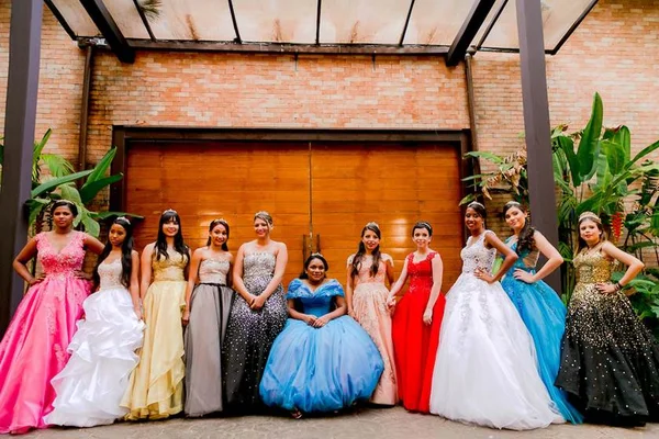 Abrace celebra sexta edição de sua festa para debutantes