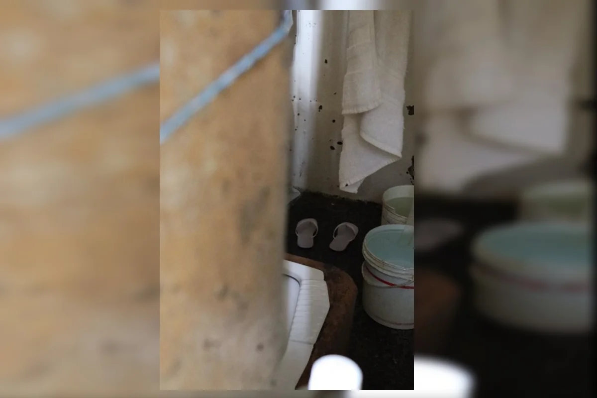 Detentos usam baldes para dar descargas Detentos usam baldes para dar descargas