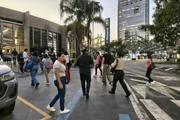 Uso do celular em Pinheiros, na zona oeste de São Paulo