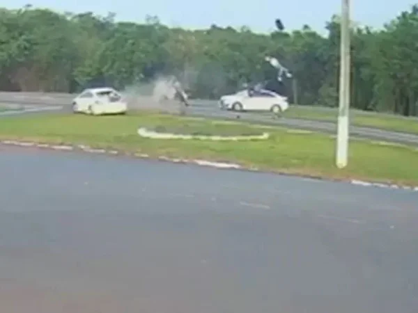 Foto colorida retirada de vídeo, que mostra o momento do acidente - Metrópoles