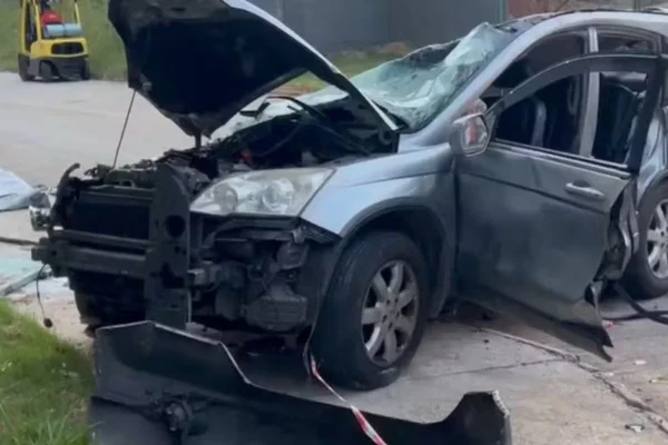 Imagem colorida de carro acidentado em supermercado em Taboão da Serra, na Grande São Paulo.