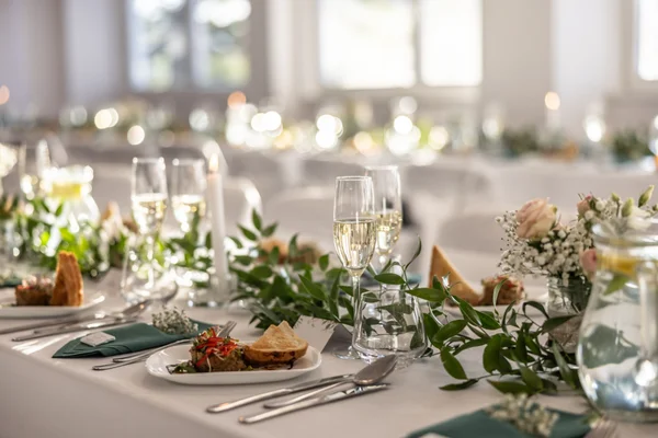 Noiva divide opiniões ao dar bala de menta como lembrança de casamento