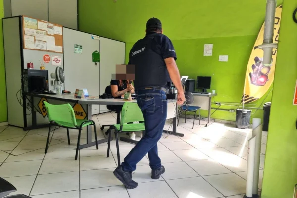 Fiscalização do Detran SP em autoescolas para verificar suspeitas de fraude - Metrópoles