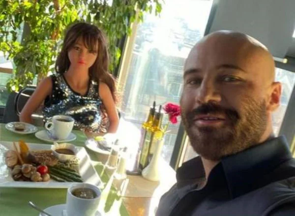 Fisiculturista se casa com segunda boneca inflável e vive lua de mel