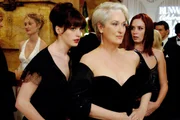 Cena de Andy (Anne Hathaway), Miranda (Meryl Streep) e Emily (Emily Blunt) em O Diabo Veste Prada (2006) Cena de Andy (Anne Hathaway), Miranda (Meryl Streep) e Emily (Emily Blunt) em O Diabo Veste Prada (2006)