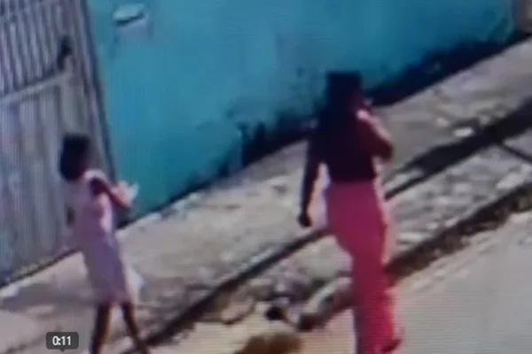 Após roubar mãe e filha, bandido é preso e comparsa é procurado