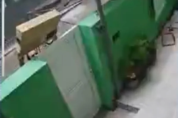 Imagem colorida de entregador de empresa arremessando TV pelo portão - Metrópoles