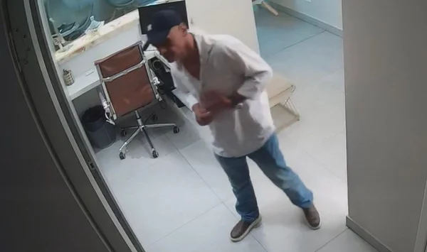 homem invadindo clínica