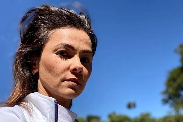 Suzana Alves de perfil