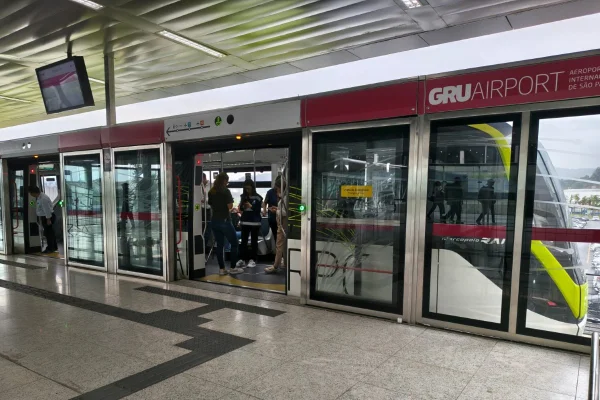Imagem mostra Aeromóvel na plataforma - Metrópoles
