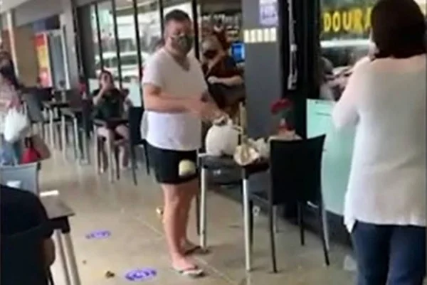 Vídeo: homem diz ser maltratado em padaria do DF e joga comida no chão