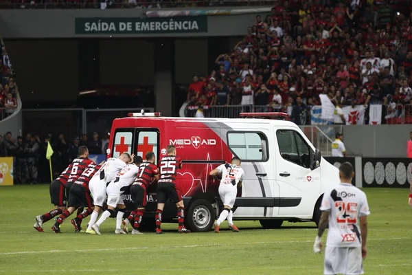 Jogadores empurram ambulância para fora do campo em clássico no Mané