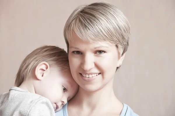 NY Times é criticado após sugerir que mães sejam mais vaidosas