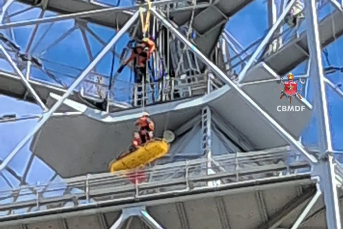 Bombeiros fazem treinamento de resgate em altura na Torre de TV - imagem 5 Bombeiros fazem treinamento de resgate em altura na Torre de TV - imagem 5