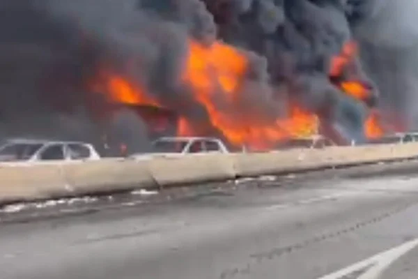 Imagem colorida de fogo em rodovia - Metrópoles