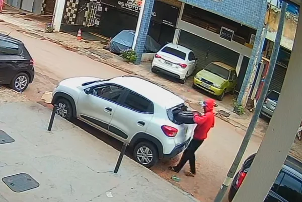 Dupla furta estepe de carro na Asa Norte