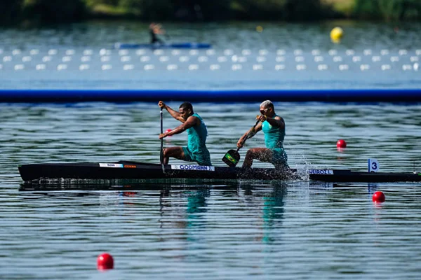 Imagem colorida de dupla do Brasil na canoagem - Metrópoles