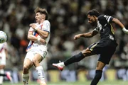 Disputa de bola na Arena MRV