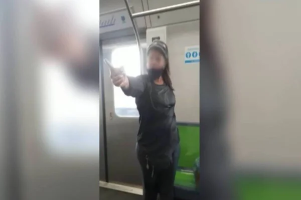 Foto colorida de mulher em metrô-Metrópoles