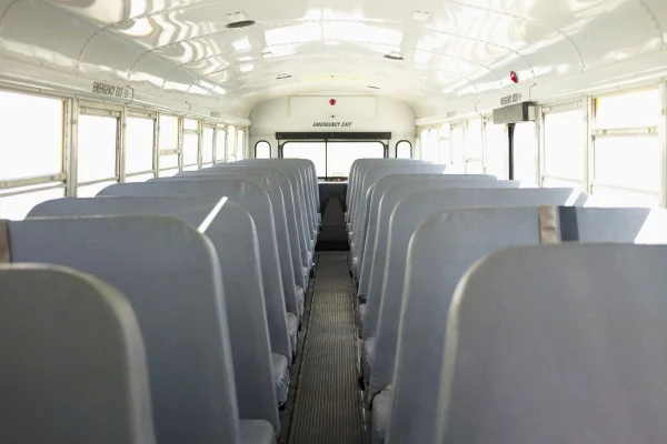 Menina de 4 anos é esquecida dentro de ônibus escolar por sete horas