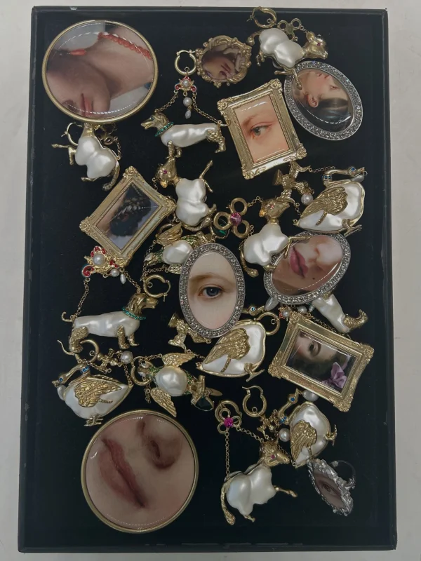 Acne Studios transforma referências dos séculos 17 e 18 em acessórios - destaque galeria Acne Studios transforma referências dos séculos 17 e 18 em acessórios - destaque galeria