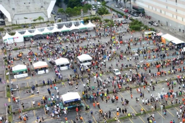 Imagem mostra estacionamento em local de corrida - Metrópoles