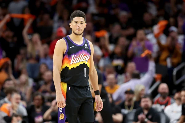 Devin Booker protagonizou um momento fofo no jogo contra o New Orleans Pelicans antes de se lesionar - Metrópoles