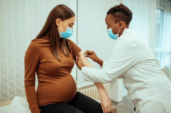 DF disponibiliza vacina bivalente para gestantes e puérperas; veja onde se vacinar