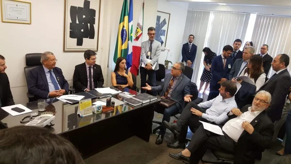 Oposição pede cassação do mandato de Flávio Bolsonaro