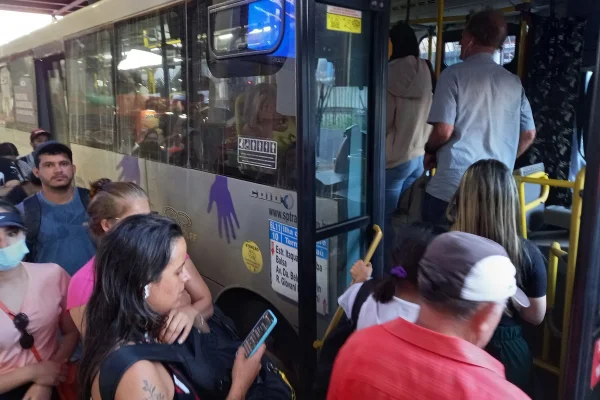 Imagem mostra fila em terminal de ônibus em São Paulo - Metrópoles
