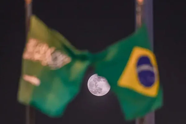 Foto coloria das bandeiras do Brasil e da Arábia Saudita - Metrópoles