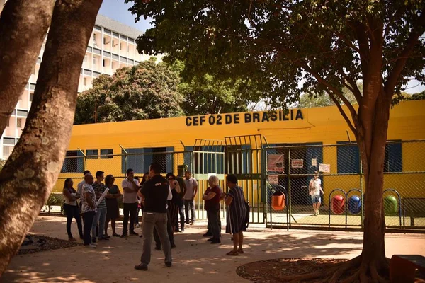 Pais protestam contra retirada do ensino integral de escola da Asa Sul