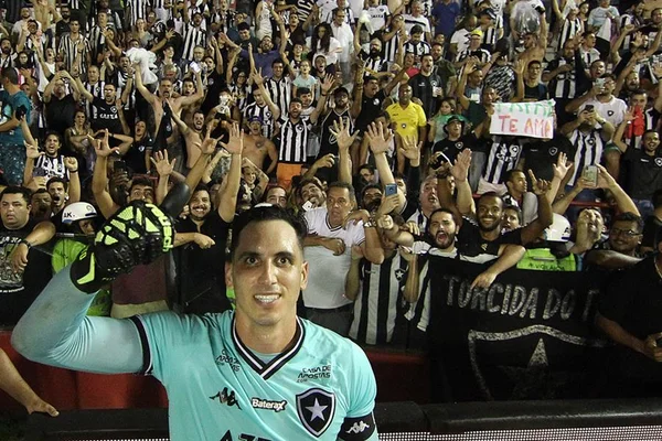 Gatito pega dois pênaltis e Botafogo avança na Copa do Brasil