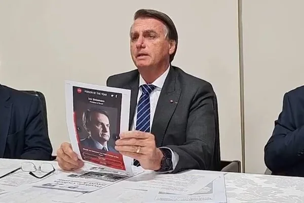 Bolsonaro em live pede votos para personalidade do ano revista time