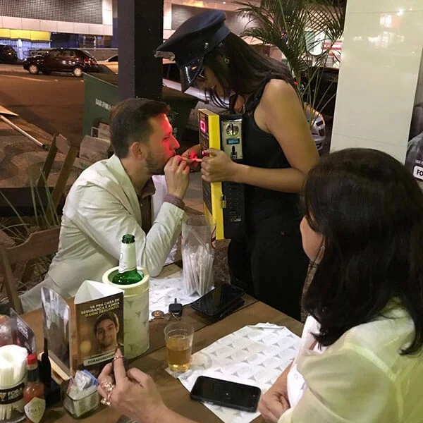 Ação da 99Pop com clientes em bares de Brasília Ação da 99Pop com clientes em bares de Brasília