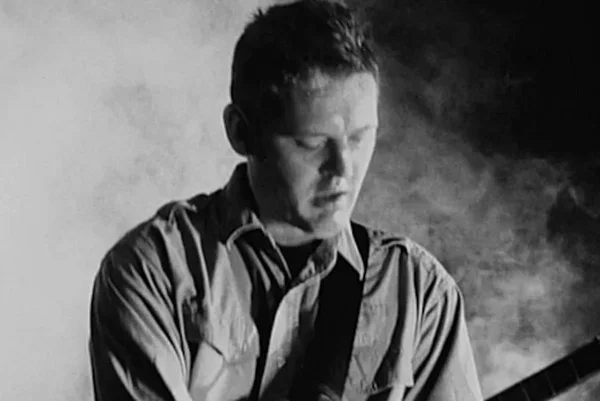 Foto preta e branca do guitarrista da banda Massive Attack - Metrópoles