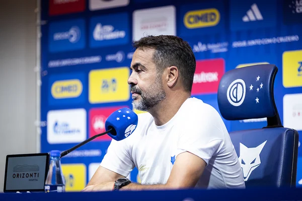 Artur Jorge em coletiva pelo Cruzeiro