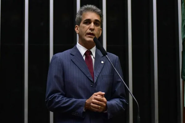 Deputado do PT pede afastamento do relator da PEC da Previdência