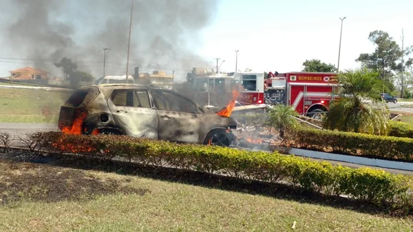 Carro bate em poste de alta tensão e pega fogo no DF. Veja vídeos